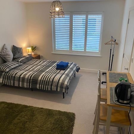 Very Large Double Room With Corner Sofa, Sky Tv, Netflix Etc, Fridge And Microwave 纽黑文 外观 照片