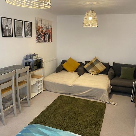 Very Large Double Room With Corner Sofa, Sky Tv, Netflix Etc, Fridge And Microwave 纽黑文 外观 照片