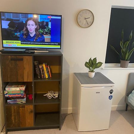 Very Large Double Room With Corner Sofa, Sky Tv, Netflix Etc, Fridge And Microwave 纽黑文 外观 照片
