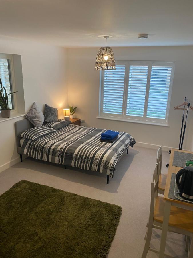Very Large Double Room With Corner Sofa, Sky Tv, Netflix Etc, Fridge And Microwave 纽黑文 外观 照片