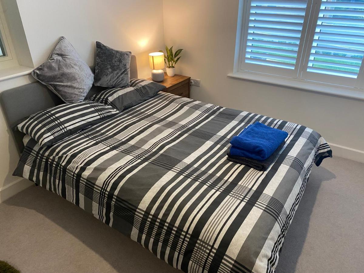 Very Large Double Room With Corner Sofa, Sky Tv, Netflix Etc, Fridge And Microwave 纽黑文 外观 照片