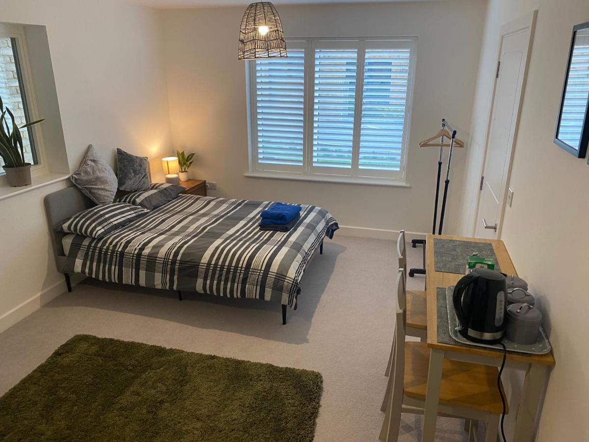 Very Large Double Room With Corner Sofa, Sky Tv, Netflix Etc, Fridge And Microwave 纽黑文 外观 照片