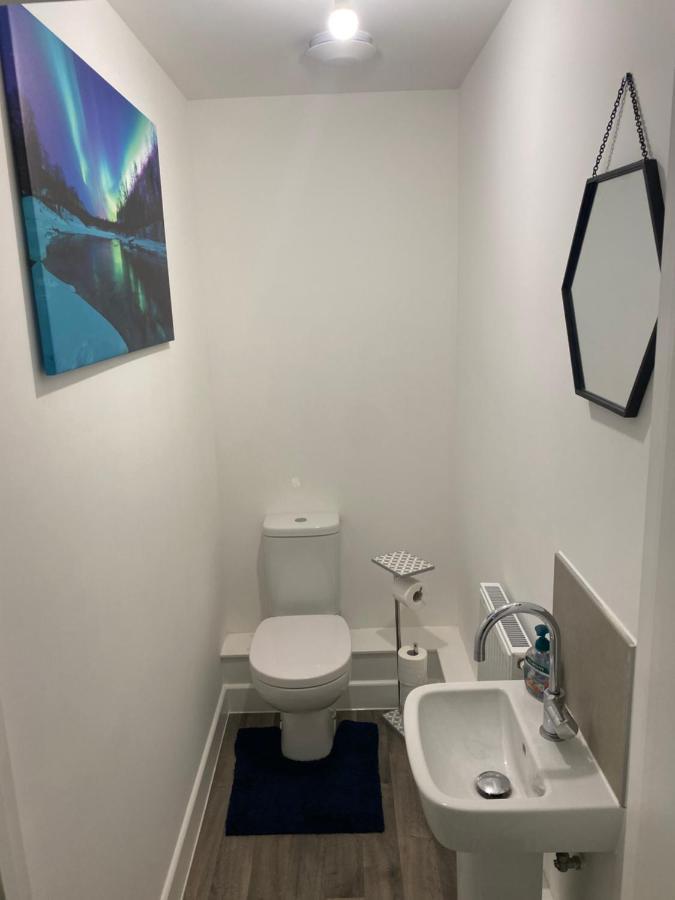 Very Large Double Room With Corner Sofa, Sky Tv, Netflix Etc, Fridge And Microwave 纽黑文 外观 照片