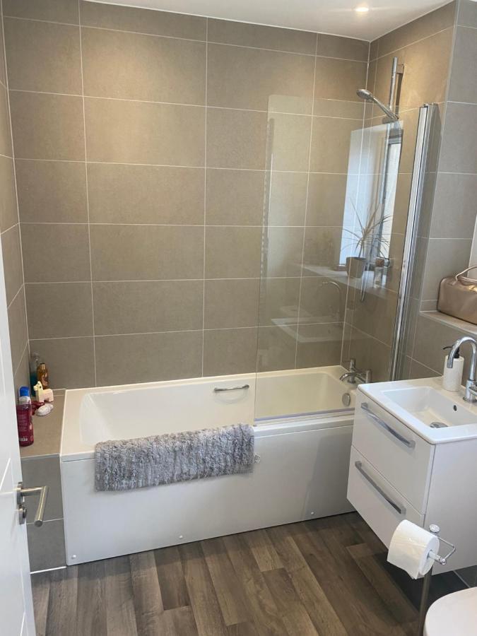 Very Large Double Room With Corner Sofa, Sky Tv, Netflix Etc, Fridge And Microwave 纽黑文 外观 照片
