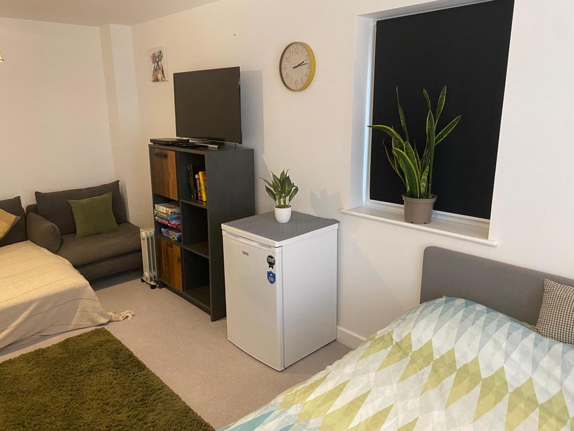 Very Large Double Room With Corner Sofa, Sky Tv, Netflix Etc, Fridge And Microwave 纽黑文 外观 照片