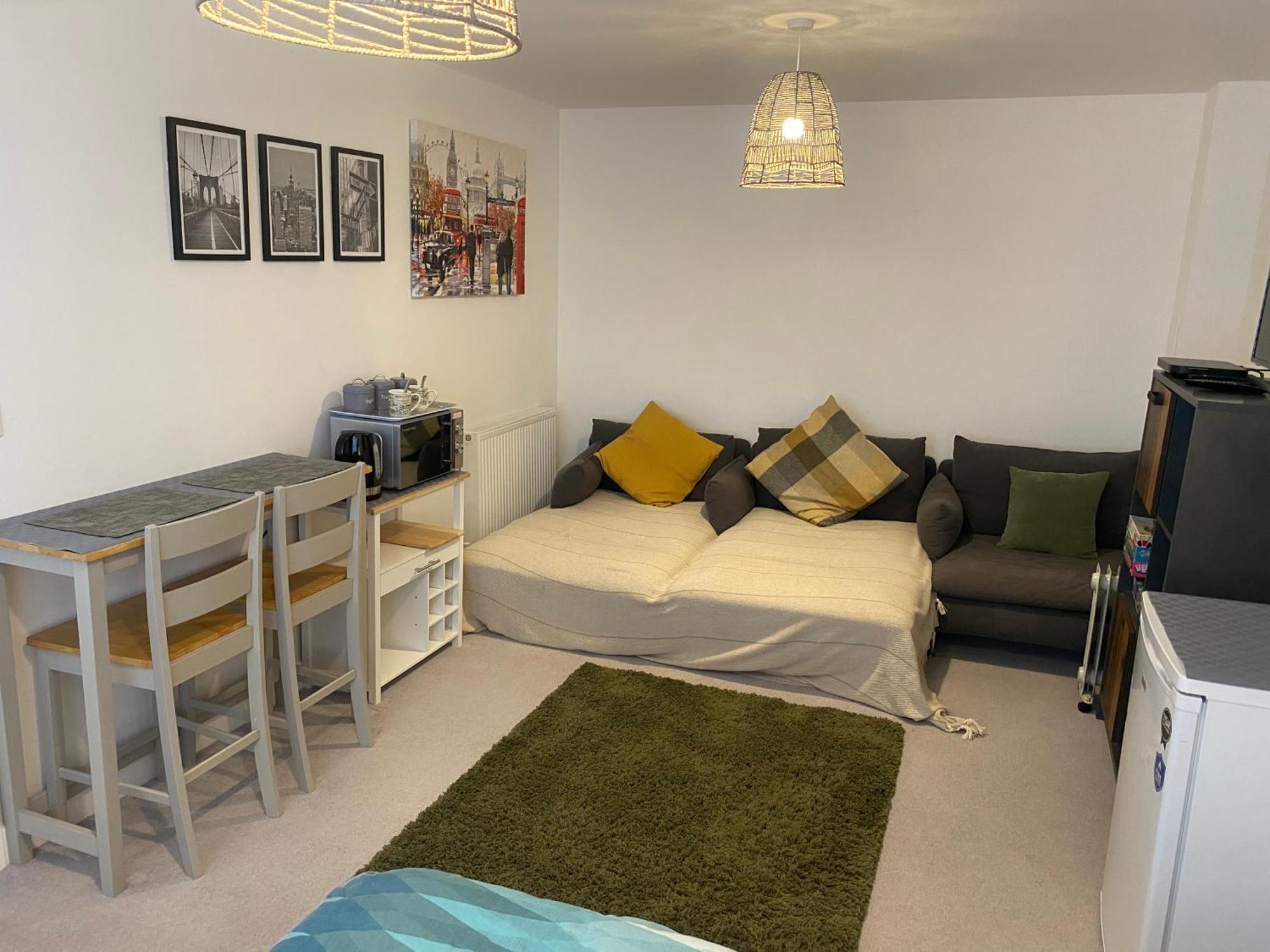 Very Large Double Room With Corner Sofa, Sky Tv, Netflix Etc, Fridge And Microwave 纽黑文 外观 照片