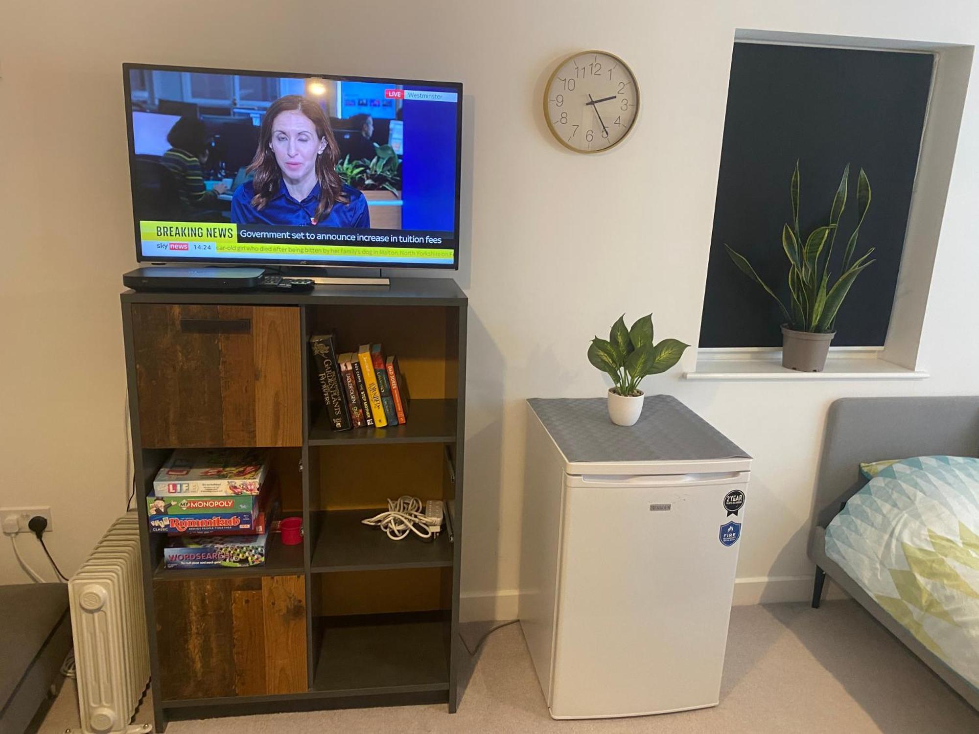 Very Large Double Room With Corner Sofa, Sky Tv, Netflix Etc, Fridge And Microwave 纽黑文 外观 照片