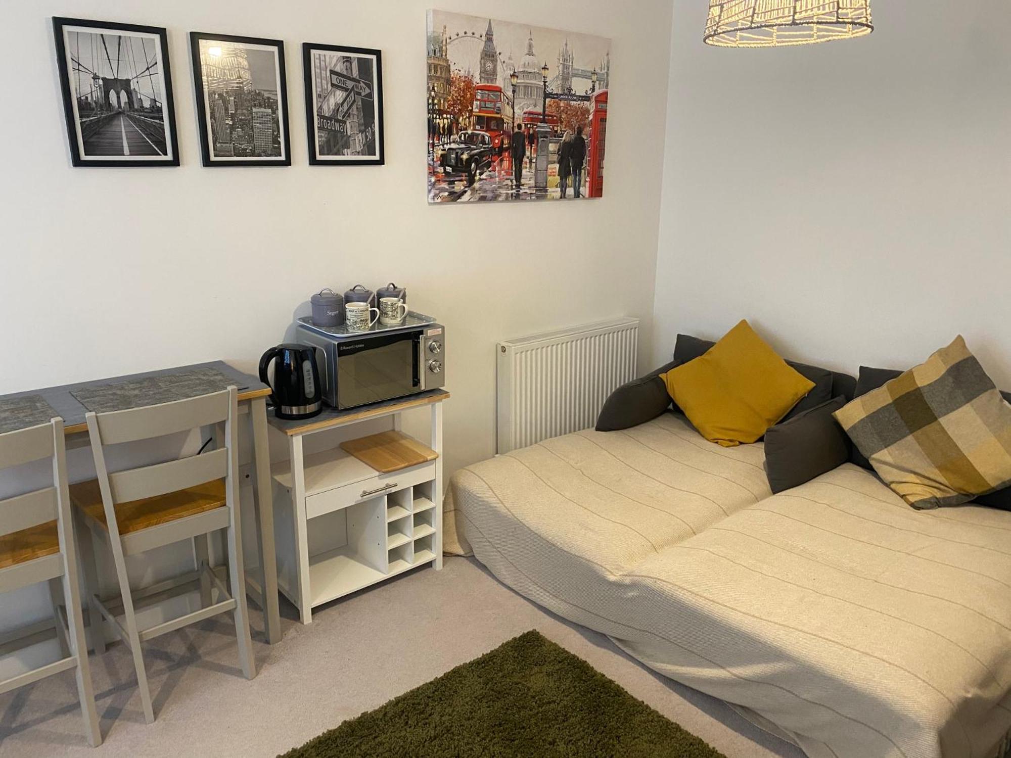 Very Large Double Room With Corner Sofa, Sky Tv, Netflix Etc, Fridge And Microwave 纽黑文 外观 照片